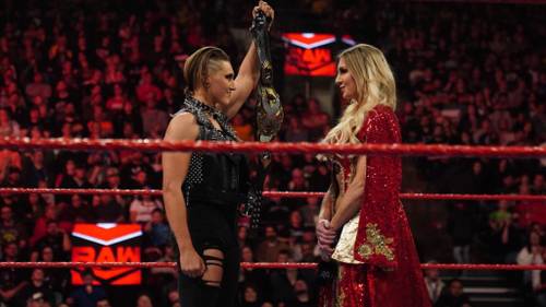 Charlotte Flair y Rhea Ripley en WWE RAW