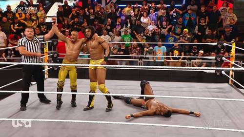 Superluchas - Un grupo de hombres, incluidos Hayes y Williams, participan en el Dusty Rhodes Tag Team Classic en un ring de lucha libre.