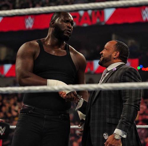 Omos y MVP comienzan su alianza en el Raw después de WrestleMania 38