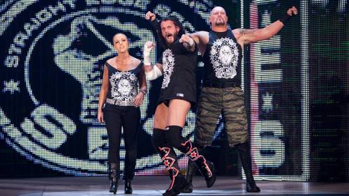 CM Punk liderando la Straight Edge Society con Serena Deeb y Doc Gallows