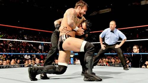Superluchas - Un luchador, posiblemente de la WWE, está participando en un combate de lucha libre con otro luchador en el ring.