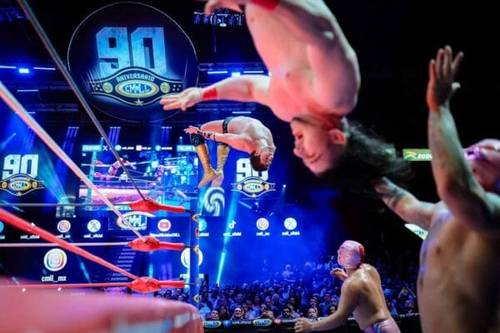 Superluchas - En un ring de lucha libre, un luchador de los Hermanos Chávez realiza una impresionante voltereta durante el Campeonato Mundial de Parejas CMLL.