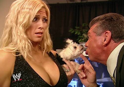 Torrie Wilson, su perrita Chloe y Vince McMahon / WWE