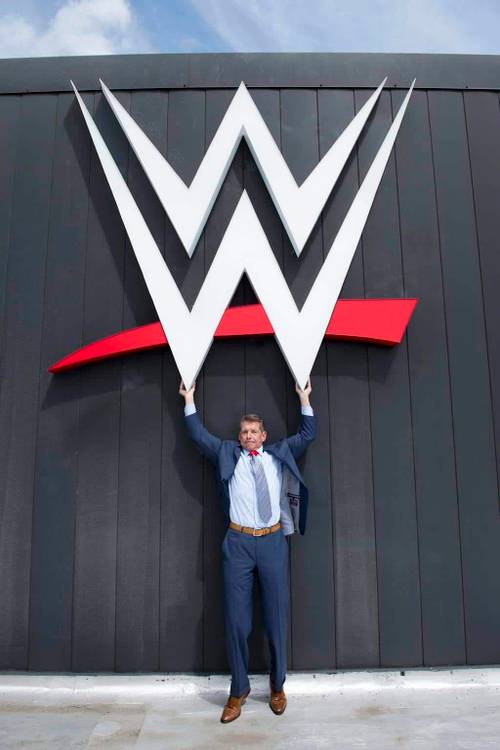 Vince McMahon presenta el nuevo Logo de WWE (15/08/2014) / Twitter.com/VinceMcMahon