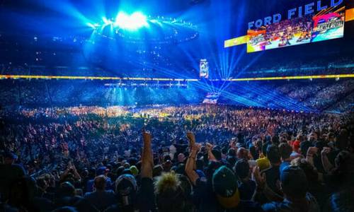 Superluchas - Una multitud de personas en una gran arena energizada por el momento actual de la WWE.