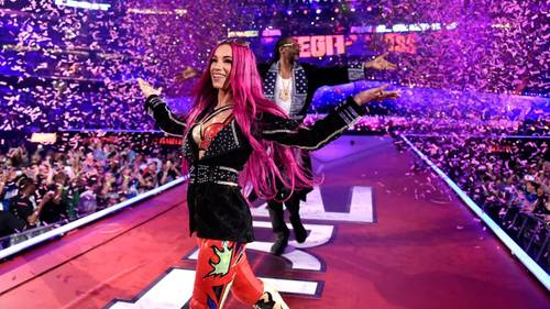 Sasha Banks entra a WWE WrestleMania 32 junto a su primo Snoop Dogg y la cantante Raven Felix (03/04/2016) / WWE©
