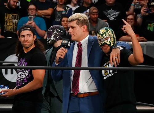 Cody Rhodes junto a Fuego del Sol y The Dark Order celebrando su cumpleaños tras AEW Dynamite