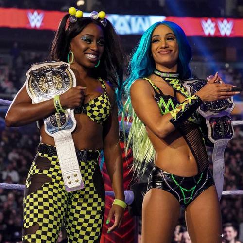 Naomi y Sasha Banks como Campeonas de Parejas WWE