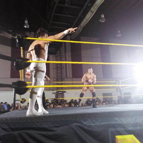 Manny Andrade (La Sombra) debuta en WWE NXT ganando a Riddick Moss (08/01/2016) / Twitter.com/esp_WWE