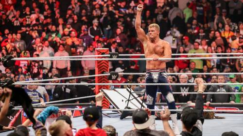 Superluchas - Bully Ray, un luchador, en un ring con los brazos levantados en el aire durante su combate de WWE RAW.