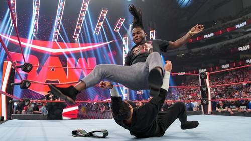 Reggie derrotó a Tozawa en un episodio de Raw