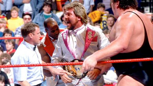 André el Gigante le entrega el Campeonato WWE a Ted DiBiase
