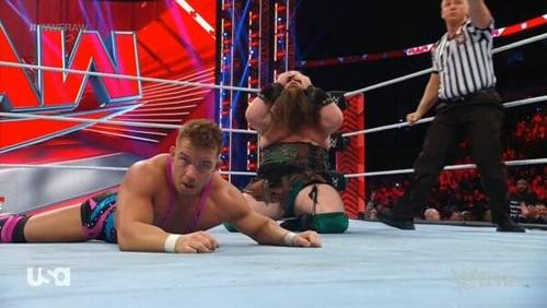 Superluchas - En un emocionante combate de WWE RAW en enero de 2024, dos luchadores se enzarzan en una intensa batalla, forcejeando y inmovilizándose entre sí contra el suelo.