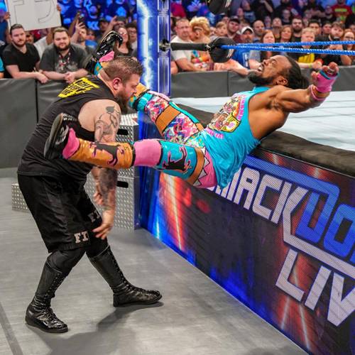Kevin Owens aplica su pop up powerbomb a Xavier Woods contra la ceja del cuadrilátero en WWE SmackDown