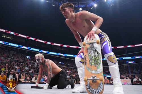 El debut de Nick Wayne en AEW: Un luchador sostiene orgullosamente una patineta frente a una multitud.