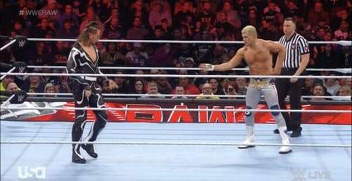 Superluchas - Dos luchadores mostrando sus habilidades en un ring de lucha libre durante el evento WWE RAW el 11 de diciembre de 2023.