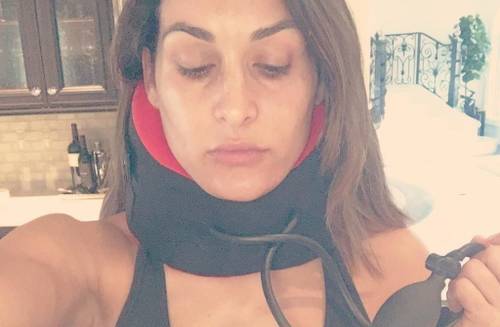 Nikki Bella recuperándose de una lesión en el Cuello (08/11/2015) - Instagram.com/thenikkibella