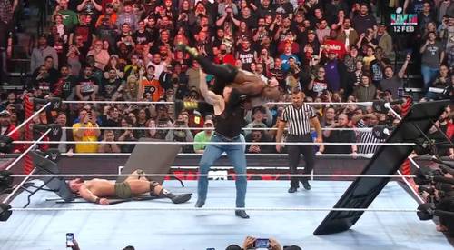 Brock Lesnar junto a Bobby Lashley y Austin Theory en WWE RAW 23 de enero 2023