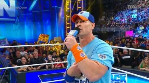 Un luchador actúa con un micrófono en un evento de WWE SMACKDOWN.