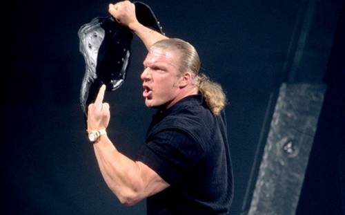 Triple H recibe el recién creado Campeonato Mundial de Peso Completo el 2 de septiembre de 2002 / WWE ©