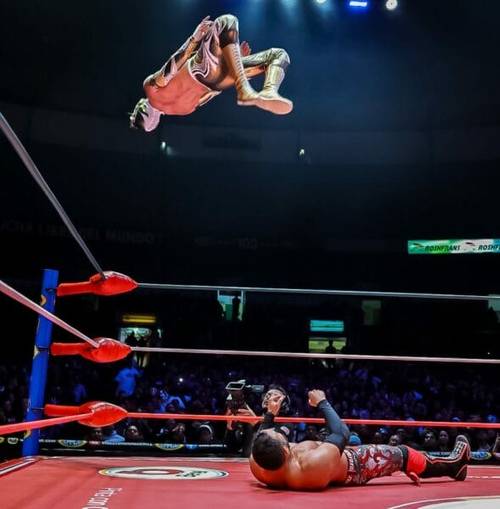 Superluchas - Máscara Dorada, un luchador, realiza un impresionante giro dentro del ring de lucha libre.