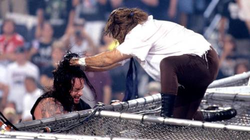 Mick Foley vs. The Undertaker en su clásica lucha de Hell in a Cell el 28 de junio de 1998 / WWE