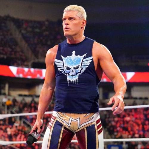 Superluchas - Cody Rhodes, un luchador con un traje azul y dorado, de pie en un ring.