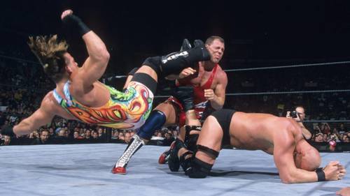 Steve Austin vs Kurt Angle vs Rob Van Dam por el Campeonato WWE en No Mercy 2001