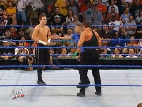 Superluchas - Dos luchadores, Zach Gowen y Vince McMahon, están dentro de un ring de lucha libre conversando.