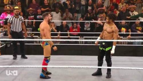 Superluchas - Dos luchadores en el ring conversando durante WWE NXT.