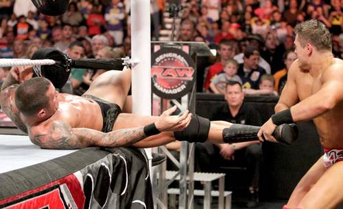The Miz castigando la rodilla de Randy Orton contra el poste