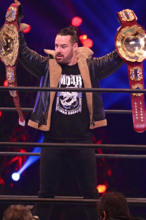 David Finlay con el Campeonato de Estados Unidos IWGP y el Campeonato Británico IWGP