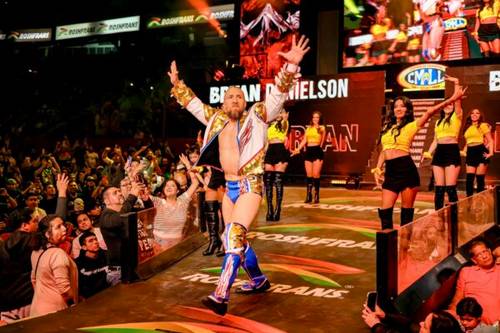 Bryan Danielson, Jon Moxley y Matt Sydal castigan a Blue Panther en la Arena México en Homenaje a Dos Leyendas 2024 (29/03/2024) / Twitter.com/CMLL_OFICIAL