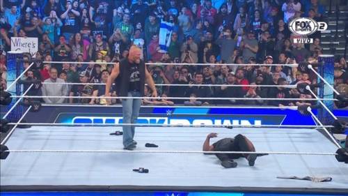 Brock Lesnar atacando a Bobby Lahsley en WWE SmackDown 27 de enero de 2023
