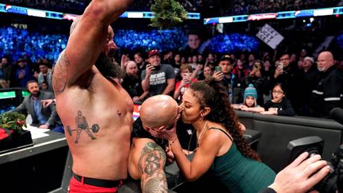 Samantha Irvin besando a Ricochet en WWE SmackDown