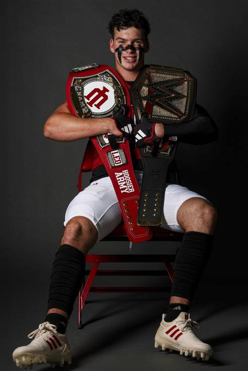Superluchas - El hijo de Shane McMahon, ostentando dos cinturones.