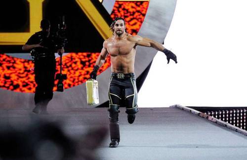 Seth Rollins entra corriendo a la lucha estelar de WrestleMania 31 para cobrar el maletín de Money in the Bank