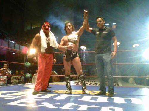 Negro Casas retiene el Campeonato Mundial Histórico NWA de Peso Welter ante El Valiente / Arena Puebla - 4 de febrero de 2013 / Image by @JavierLopezDiaz en Twitter