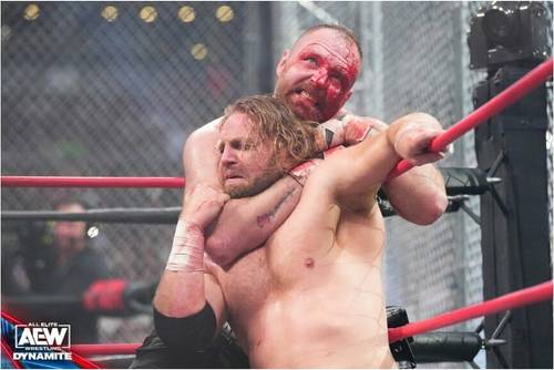 Un ensangrentado Jon Moxley ataca a Adam Page en la lucha especial Blood and Guts 2023 (19/07/2023) / AEW