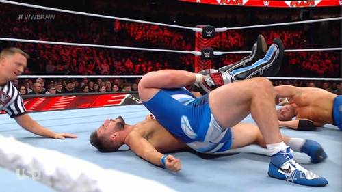 Superluchas - Dos luchadores participan en una feroz lucha en el suelo durante un evento de lucha libre.