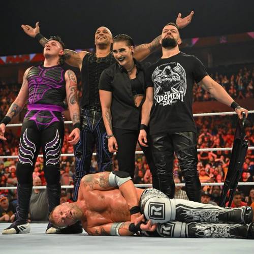 The Judgment Day de izquierda a derecha Dominik Mysterio Damian Priest Rhea Ripley y Finn Balor con Edge a sus pies