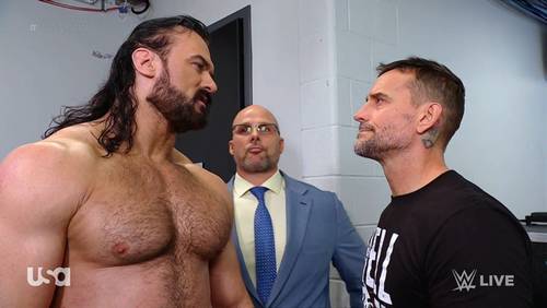 Superluchas - Dos hombres, CM Punk y Drew McIntyre, parados uno al lado del otro en un vestuario.