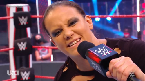 Shayna Baszler mandando un mensaje al Universo WWE en Raw 13 de julio 2020