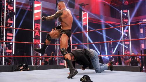 Randy Orton pateando la cabeza de Shawn Michaels en Raw en 2020