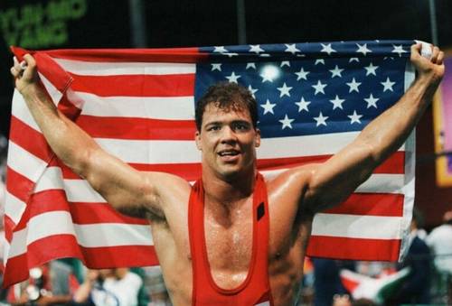 Superluchas - Kurt Angle sosteniendo una bandera estadounidense.