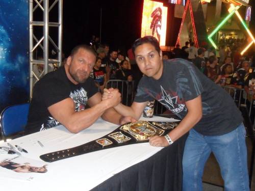 Triple H y Edgar Bernal / Wrestlemania 28 Fan Axxes - Miami 2012