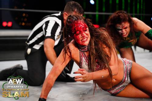 Britt Baker y Thunder Rosa en el episodio de AEW Dynamite del 17 de marzo de 2021 - AEW