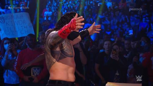 Roman Reigns luchando con mascarilla para protegerse del covid-19 en el PPV Extreme Rules 2021 (26/09/2021) / WWE