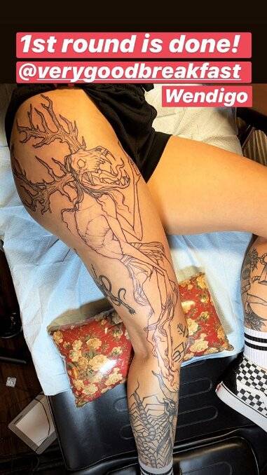 Rhea Ripley se hace enorme tatuaje
