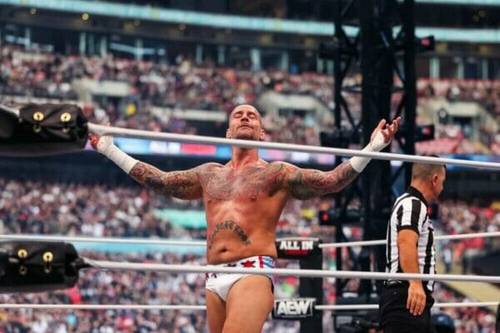 CM Punk durante su combate contra Samoa Joe en AEW All In - AEW